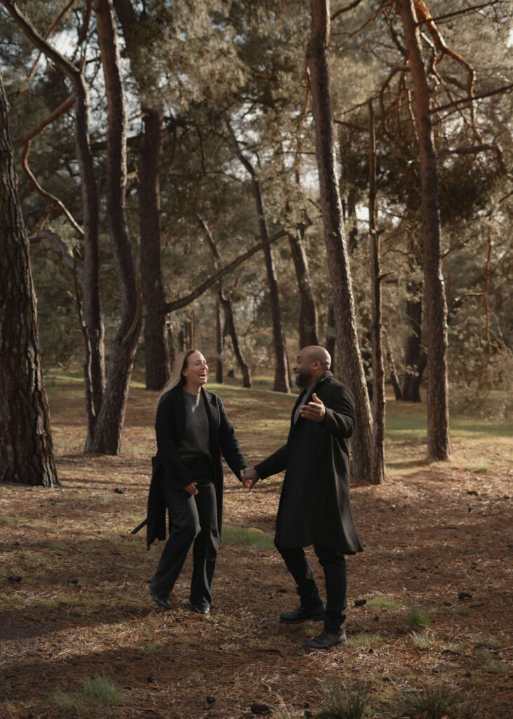 Cinematic koppelportret in de zandverstuiving van de Loonse en Drunense Duinen.