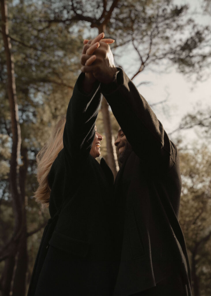 Cinematic koppelportret in de zandverstuiving van de Loonse en Drunense Duinen.