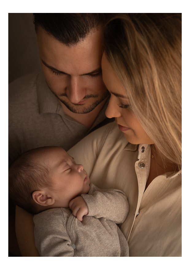 Portret & Gezin ewbornfotograaf thuis ouders baby tiel