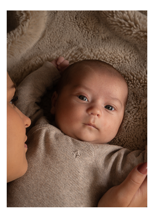 Portret & Gezin newbornshoot thuis close up baby